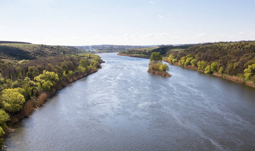 河岸上的石头图片-河岸上的石头素材-河岸上的石头插画-摄图新视界