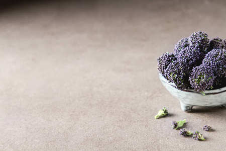 新鲜的紫色花椰菜。素食主义者的食物。黑暗的背景
