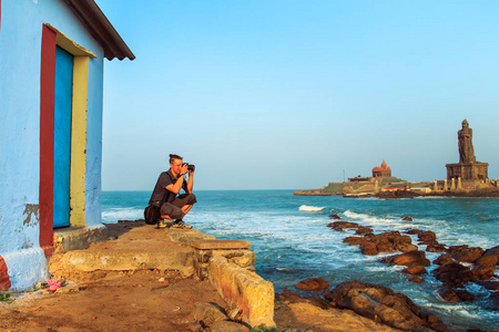 男子拍摄夕阳下 Kanyakumari 海岸