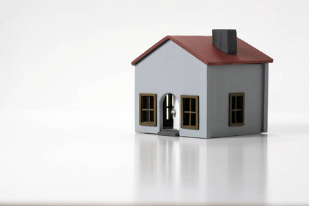 在白色背景上的房子模型