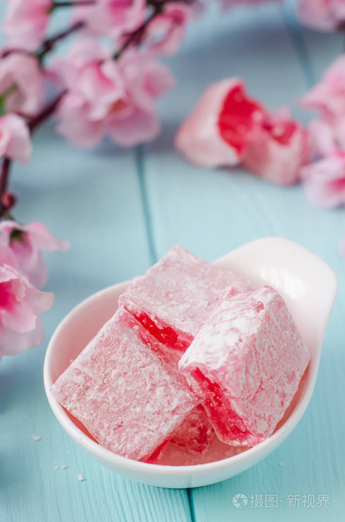 玫瑰味讲授洛科姆土耳其软糖木制背景上.选择性的焦点.斋月的食物