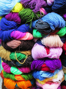 天然染料在羊毛纱线在库斯科的秘鲁安第斯山脉