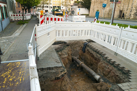 橙色建筑屏障路灯在街垒上。道路利弊