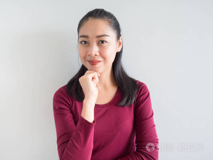 笑容和自信的亚洲女人站和看看相机照片-正版商用图片0u0q2n-摄图新