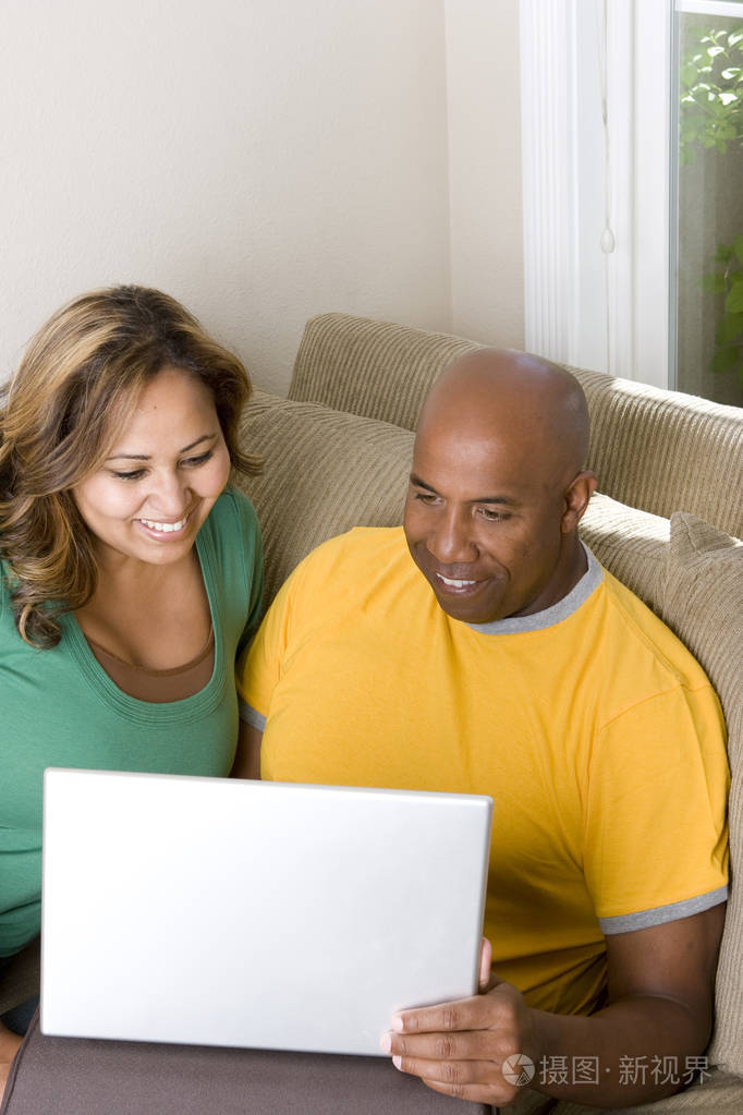 非裔美国人夫妇在电脑上工作