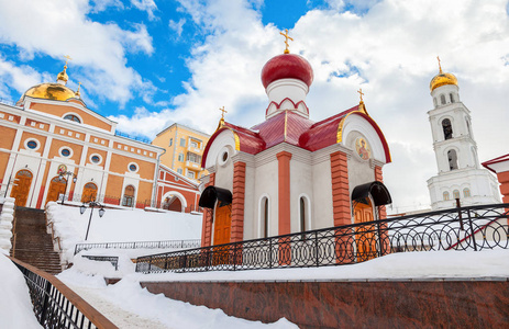 蓝色的天空映衬的钟楼。俄罗斯东正教会