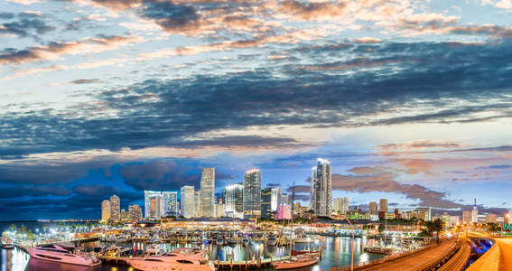 迈阿密市区在日落 全景视图佛罗里达州，美国