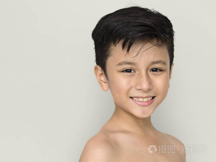 小男孩用赤裸的胸膛