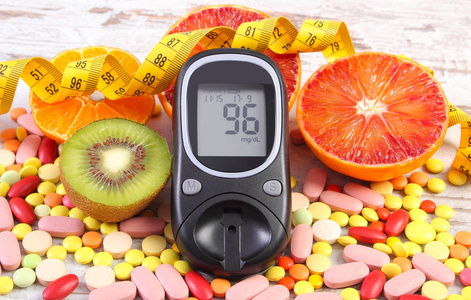 血糖仪与结果 厘米 水果和医疗丸 糖尿病 减肥 健康的生活方式和营养