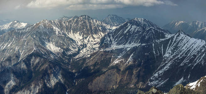 山上长满春天景观全景视图