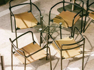 桌子和椅子的座位室外餐厅