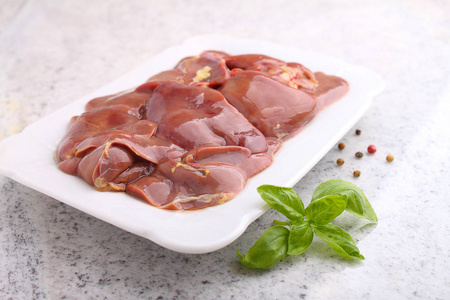 鸡肝生鸡肝板上照片