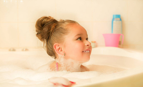 小美女玩水和泡沫浴