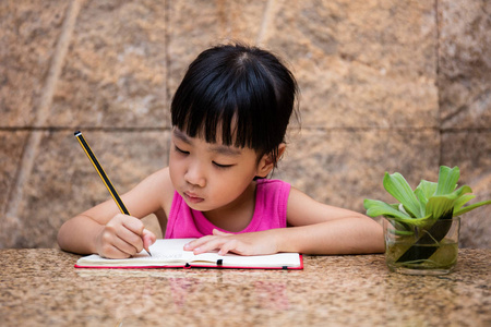 亚洲中国小女孩写的家庭作业