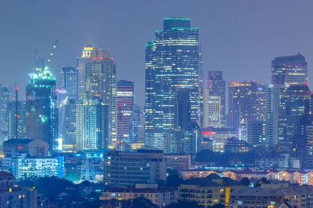 曼谷城市景观，高层建筑在夜晚的时候，泰国曼谷商业区