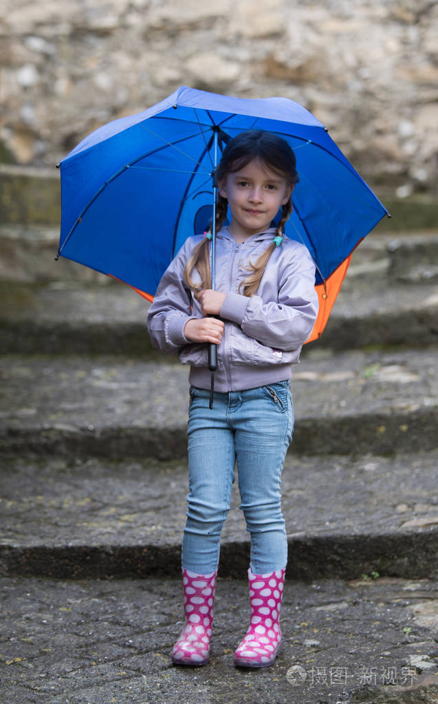 一把伞在雨中的女孩