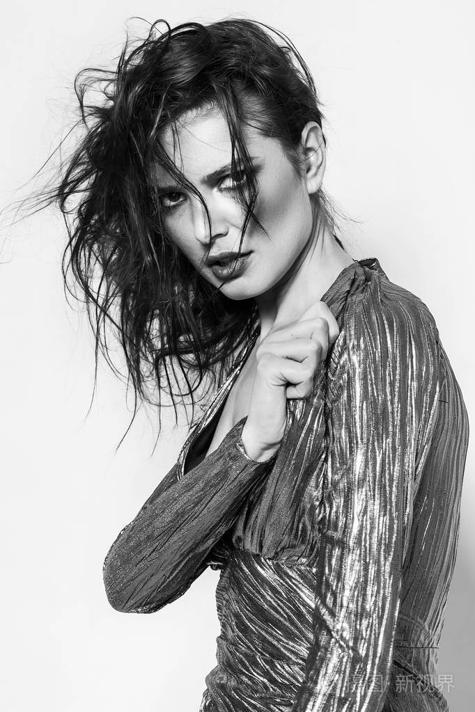 华丽的女人穿着银色的头发凌乱的黑白画像