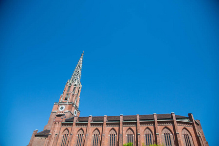 玛丽亚希尔费教会与阳光，湛蓝的天空