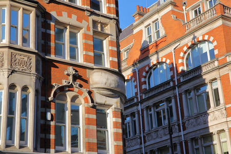 英国，伦敦 红砖的维多利亚式楼房外墙在威斯敏斯特自治市镇