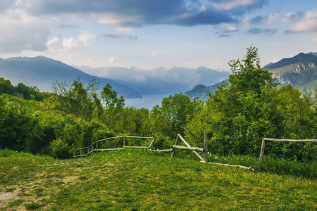 科摩湖一瞥和美丽的风景，从 Civenna，意大利