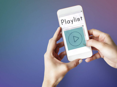 手拿手指点击着手机图片