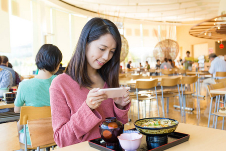 女人对她的食物手机合影