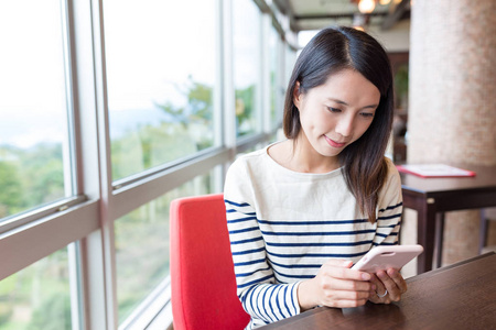 在移动电话上发送短信的女人