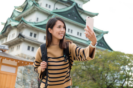 女人拍照与名古屋城堡