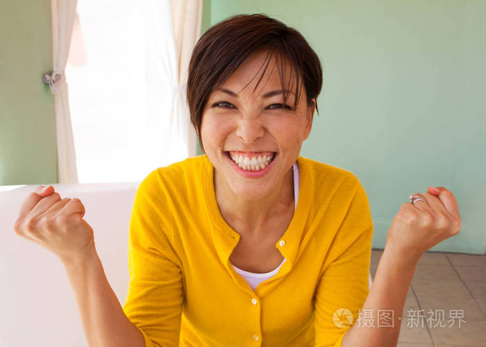 快乐很激动的女人与她的手在空气中照片-正版商用图片0u157z-摄图新