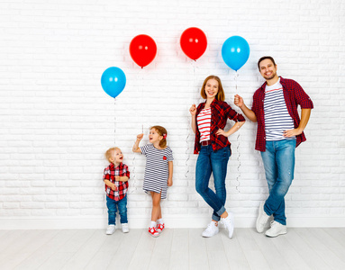 幸福的家庭，用气球。母亲，父亲，儿子，女儿在 wh