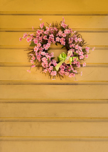 粉红色的花花环装饰复活节兔子图片
