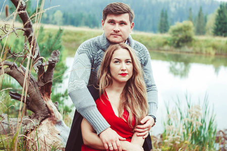 两个恋人许诺手牵手的爱照片