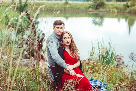 两个恋人许诺手牵手的爱照片