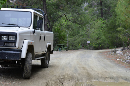 在山区道路上 Suv