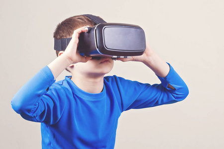 十几岁的男孩穿虚拟现实护目镜看电影或玩视频游戏