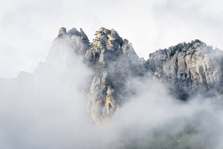 Demerdji 山与低躺在白云上，克里米亚