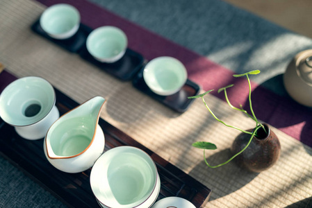 亚洲茶具木制桌上图片