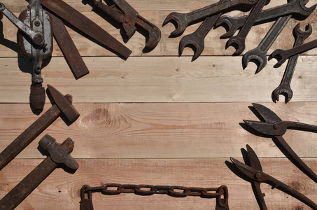 一套旧和生锈的工具取决于作品中的一张小木桌