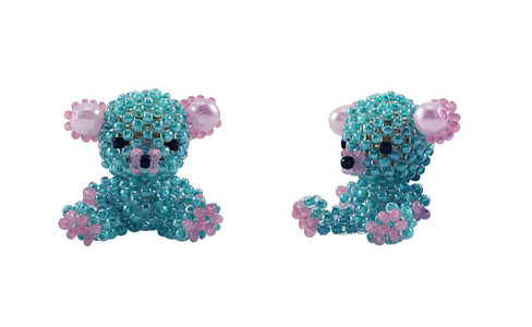 蓝色的串珠的熊玩具照片