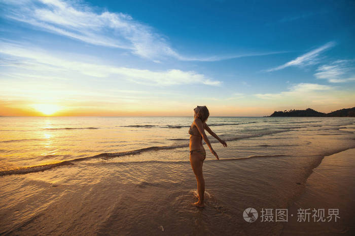 年轻女子在沙滩上