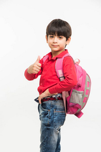印度聪明的孩子，在红色的衬衫和牛仔牛仔裤配书包，站在白色的背景