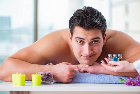 英俊的男人在水疗按摩概念年轻英俊的男子 spa 过程指已提到的人英俊