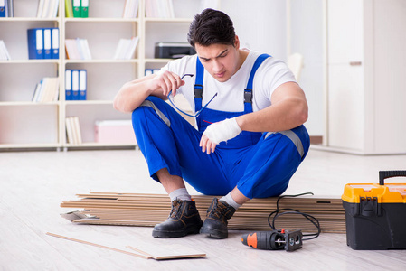 工人手安装地砖. 家装翻新瓷砖地板粘合砂浆水平.