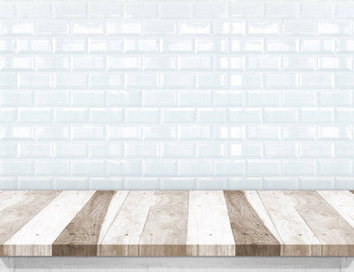 空的木板桌上有光泽的白色瓷砖墙，M