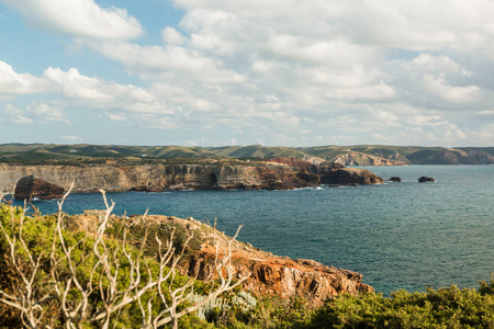 美丽的峭壁上葡萄牙西海岸附近拉各斯，在 4 月的罗塔 Vicentina