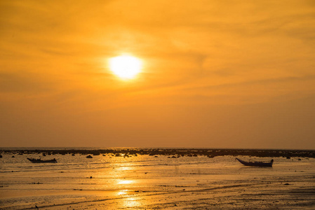 海滩的安达曼海上日落