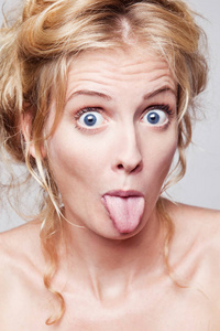 伸出舌头的女人的画像