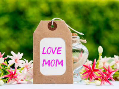 母亲节的概念。爱妈妈字母表与背景上的花