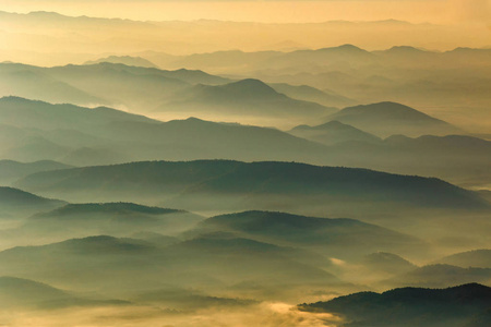 层山和雾在日落的时候，在 Doi 銮清道，在泰国的清迈省高山景观
