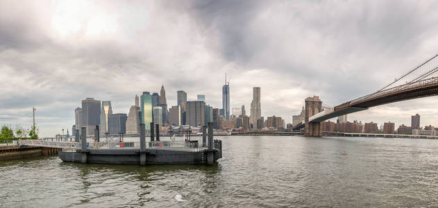 从布鲁克林大桥公园曼哈顿下城全景视图
